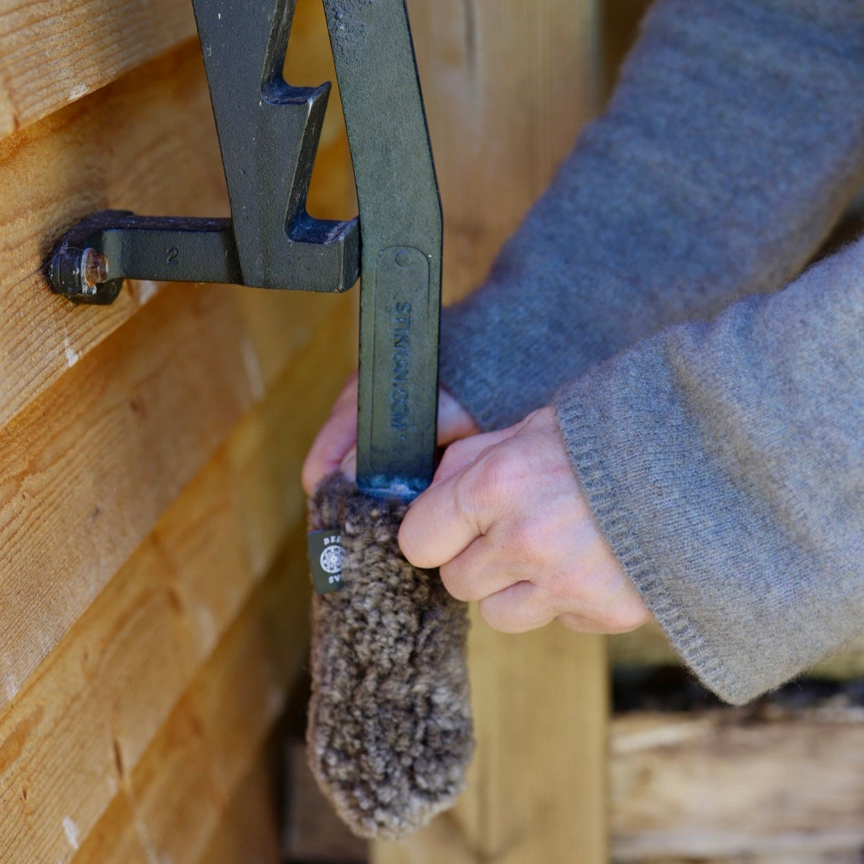Fluffen - fårskinnshandtag med värme och grepp i ett