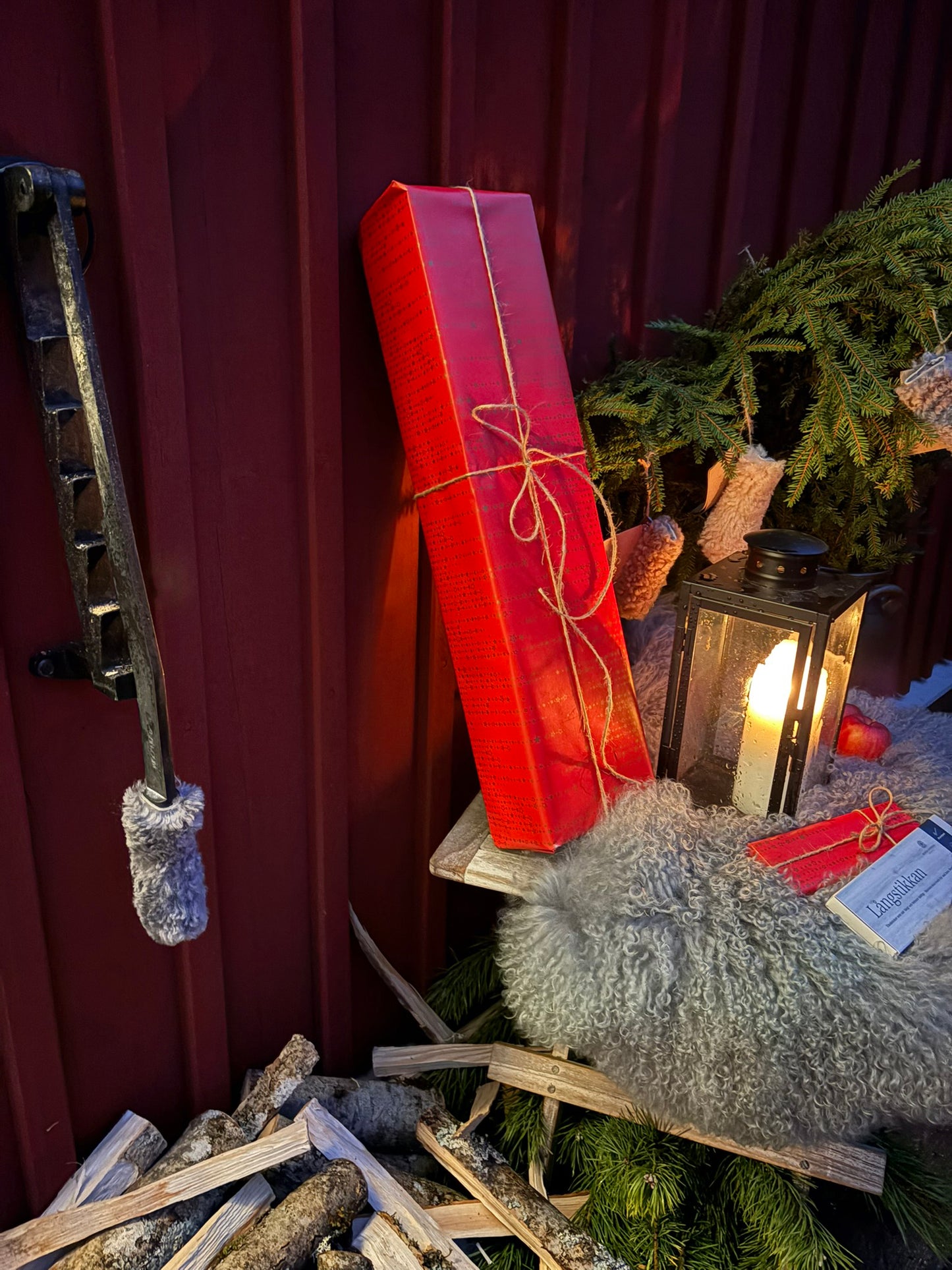 Stikkan with Fluffen christmas present